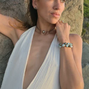 Bracelet double rang, Larimar et perles de Tahiti, vue portée en situation, cadrage carré autour du bracelet.