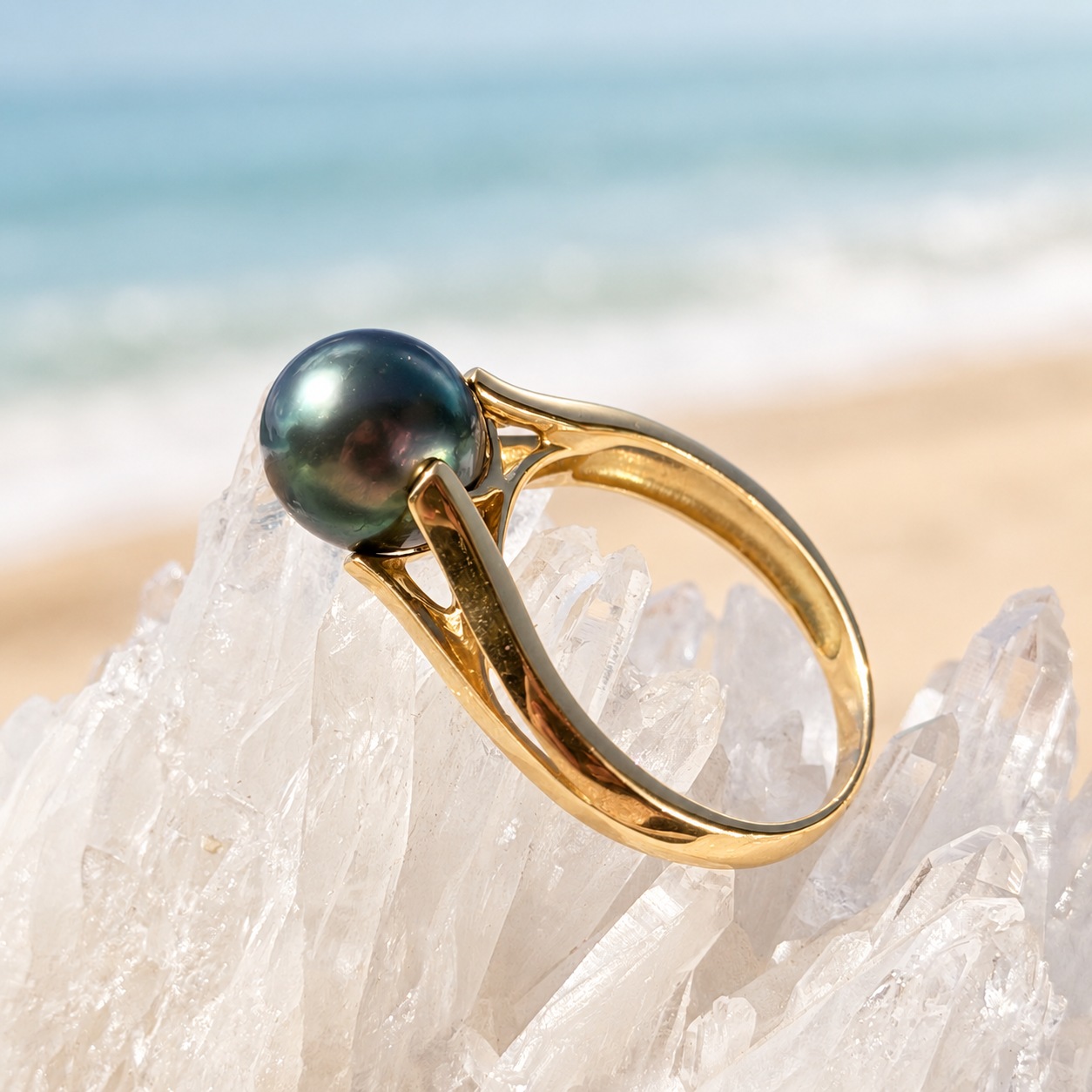 Bague Étreinte en or et perle verte de Tahiti, sur un support cristallin.