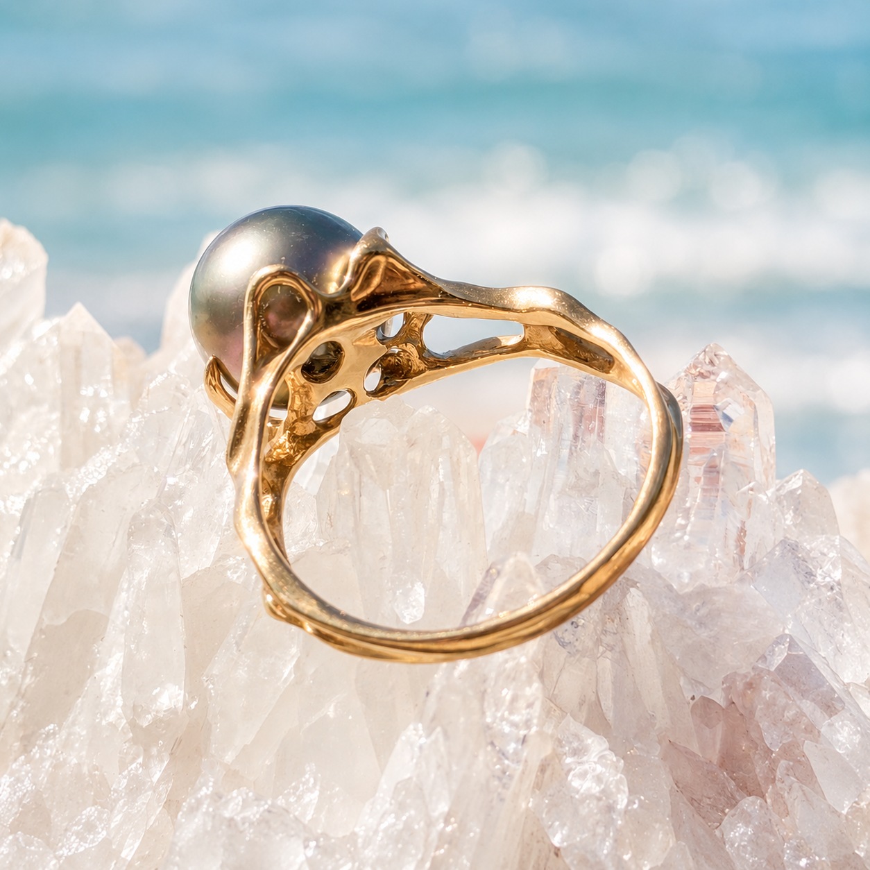 Dos de la bague en or ajouré montrant l’anneau et le maintien de la perle de Tahiti.