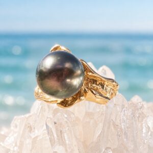 Bague Baroque en or et perle de Tahiti, sur un support cristallin.