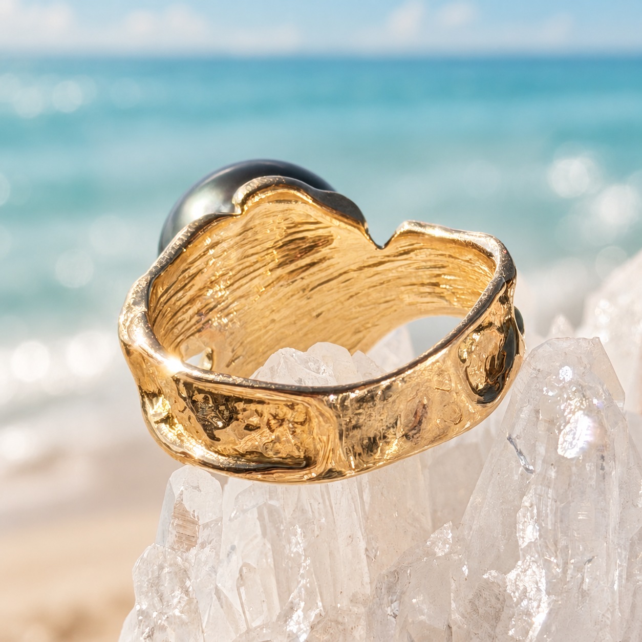 Bague Baroque en or et perle de Tahiti, sur un support cristallin, vue arrière.