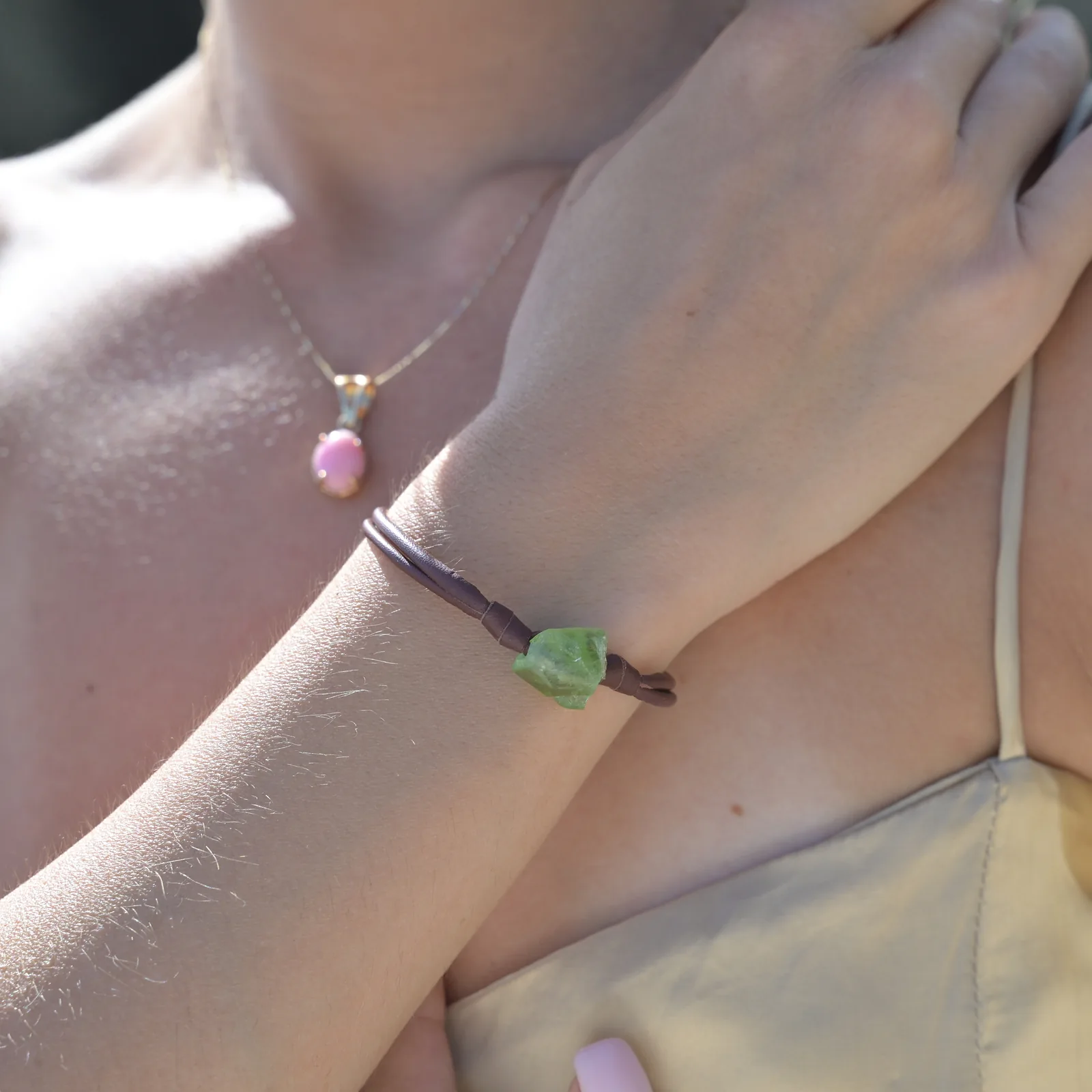 Bracelet en cuir et péridot, porté au poignet. Vue 4.