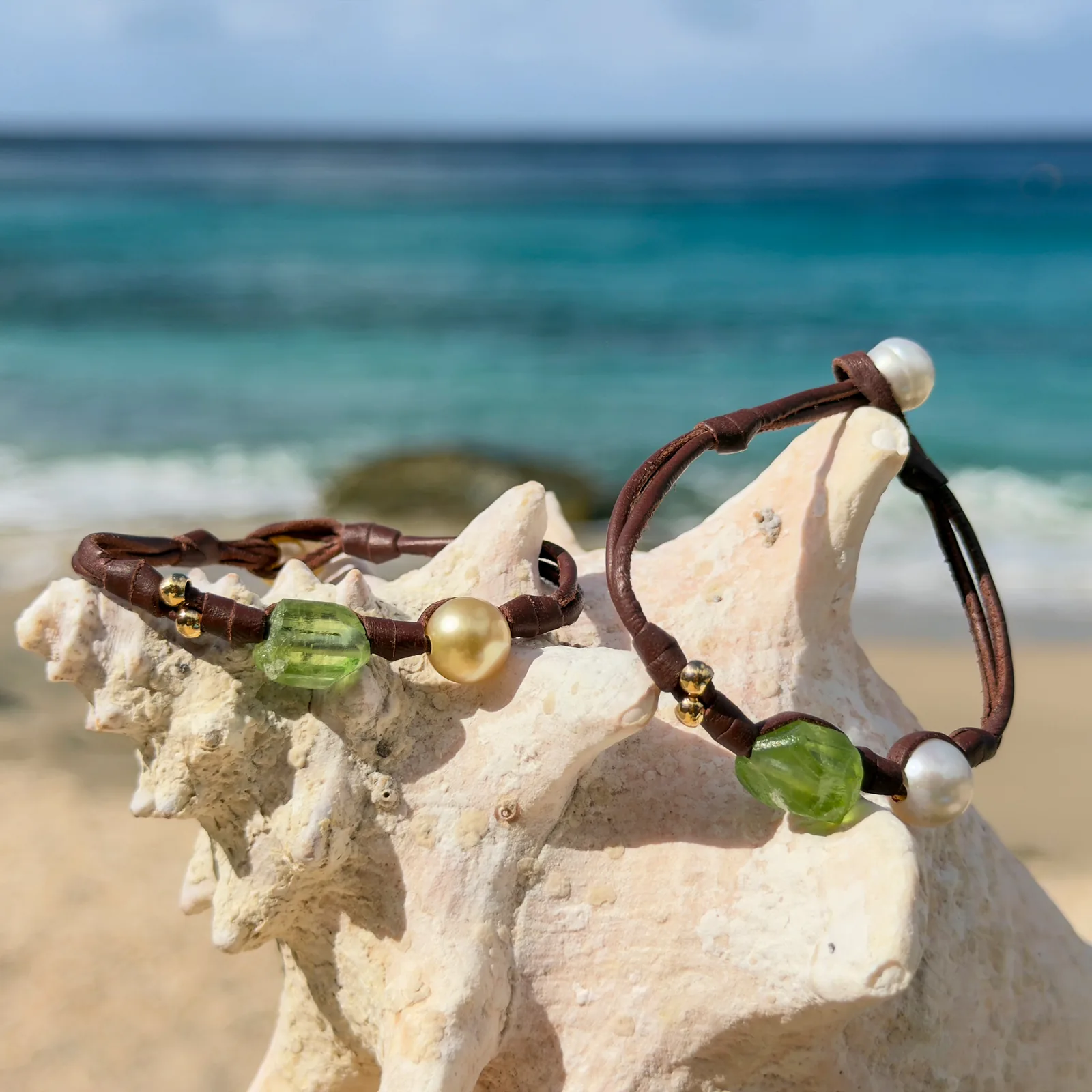 Bracelet en cuir, péridot et perle au choix, sur un coquillage, plusieurs modèles visibles.