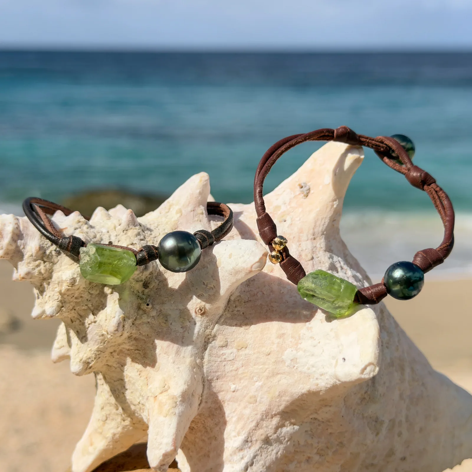 Bracelet en cuir, péridot et perle au choix, sur un coquillage, plusieurs modèles visibles.