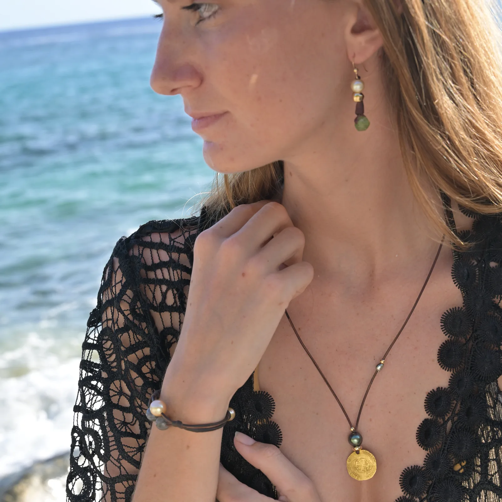 Boucles en cuir, perles des mers du Sud et péridot, détail porté.