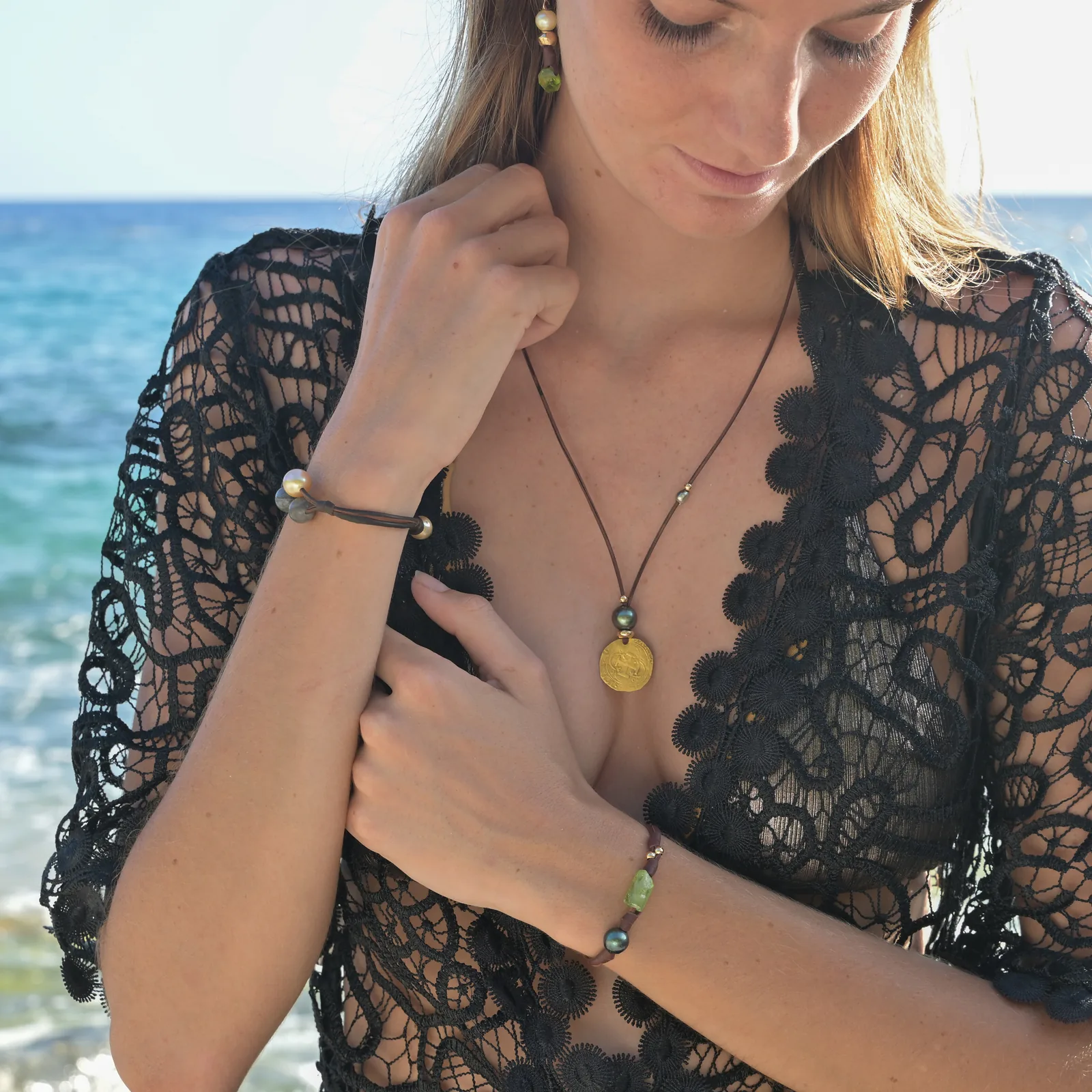 Boucles en cuir, perles des mers du Sud et péridot, autre vue portée.