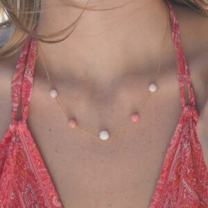 Gold choker with 5 conch pearls, close-up of the necklace worn around the neck.
