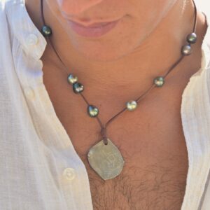 Pendant necklace with an eight-reales coin and Tahitian pearls, close-up on the model.