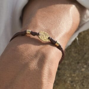 Bracelet en cuir tressé et monnaie d’or de Philippe III, détail de la monnaie en or.