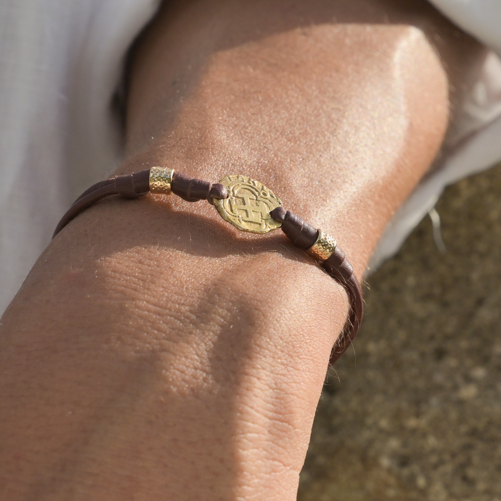Bracelet en cuir tressé et monnaie d’or de Philippe III, détail de la monnaie en or.