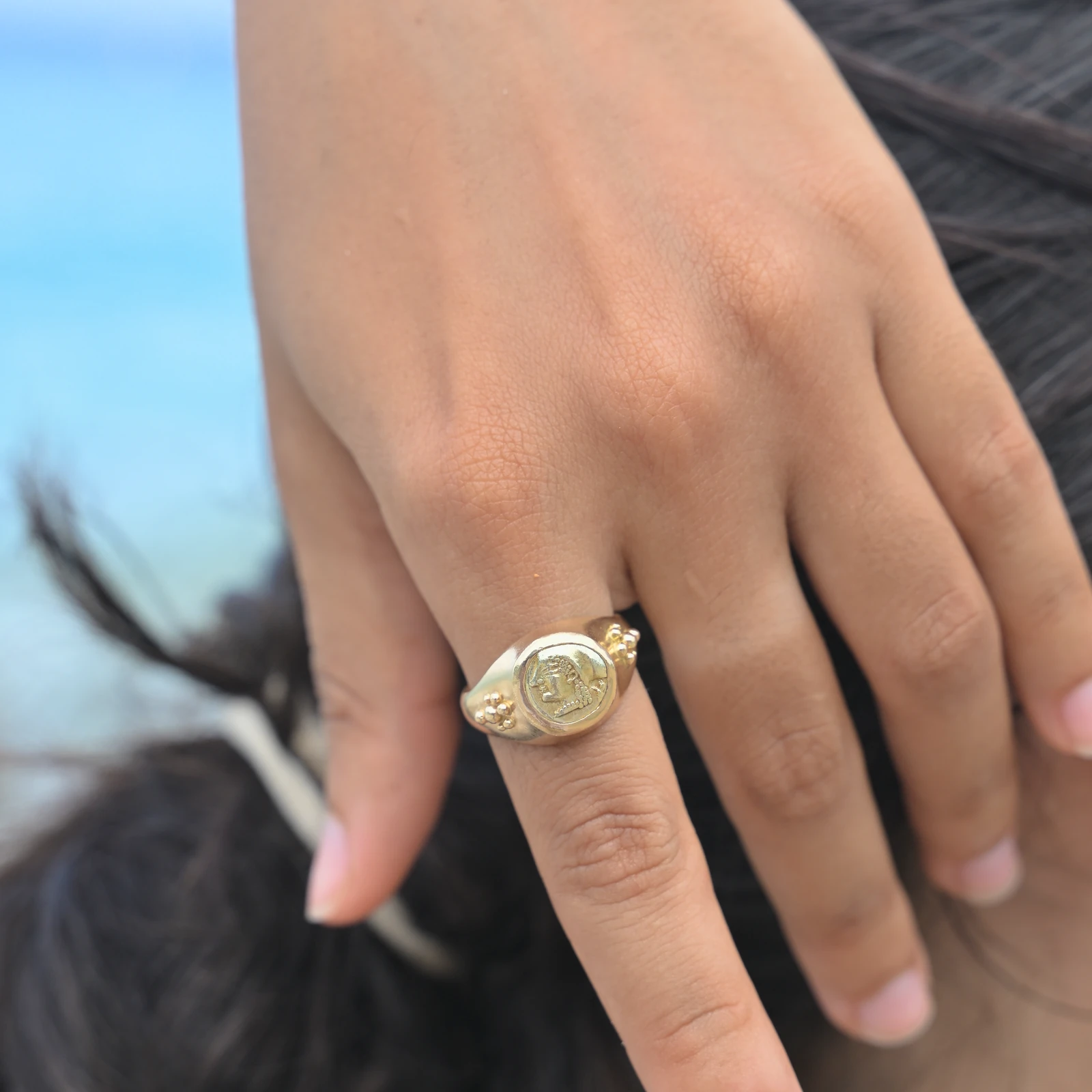 Athéna de Phocée, bague à la monnaie antique en électrum, vue portée 5