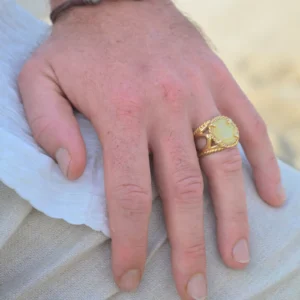Bague en or torsadé au demi-escudo espagnol, vue portée 1