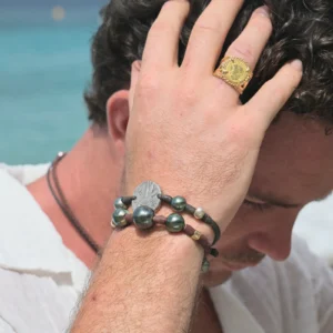 Bague en or torsadé au demi-escudo espagnol, vue portée 2