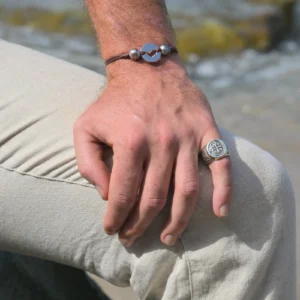 La Croix de Bâle, bague au bractéate médiéval, vue portée 1