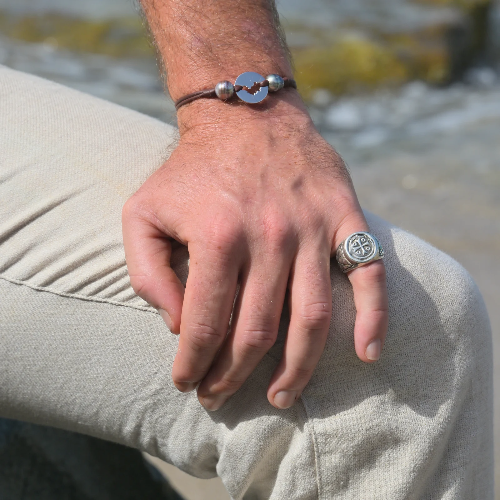 La Croix de Bâle, bague au bractéate médiéval, vue portée 1