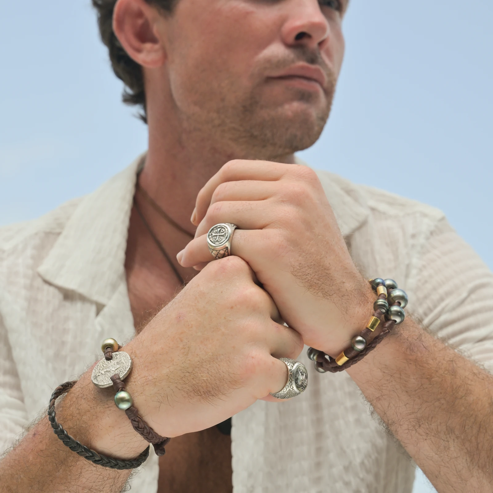 La Croix de Bâle, bague au bractéate médiéval, vue portée 3