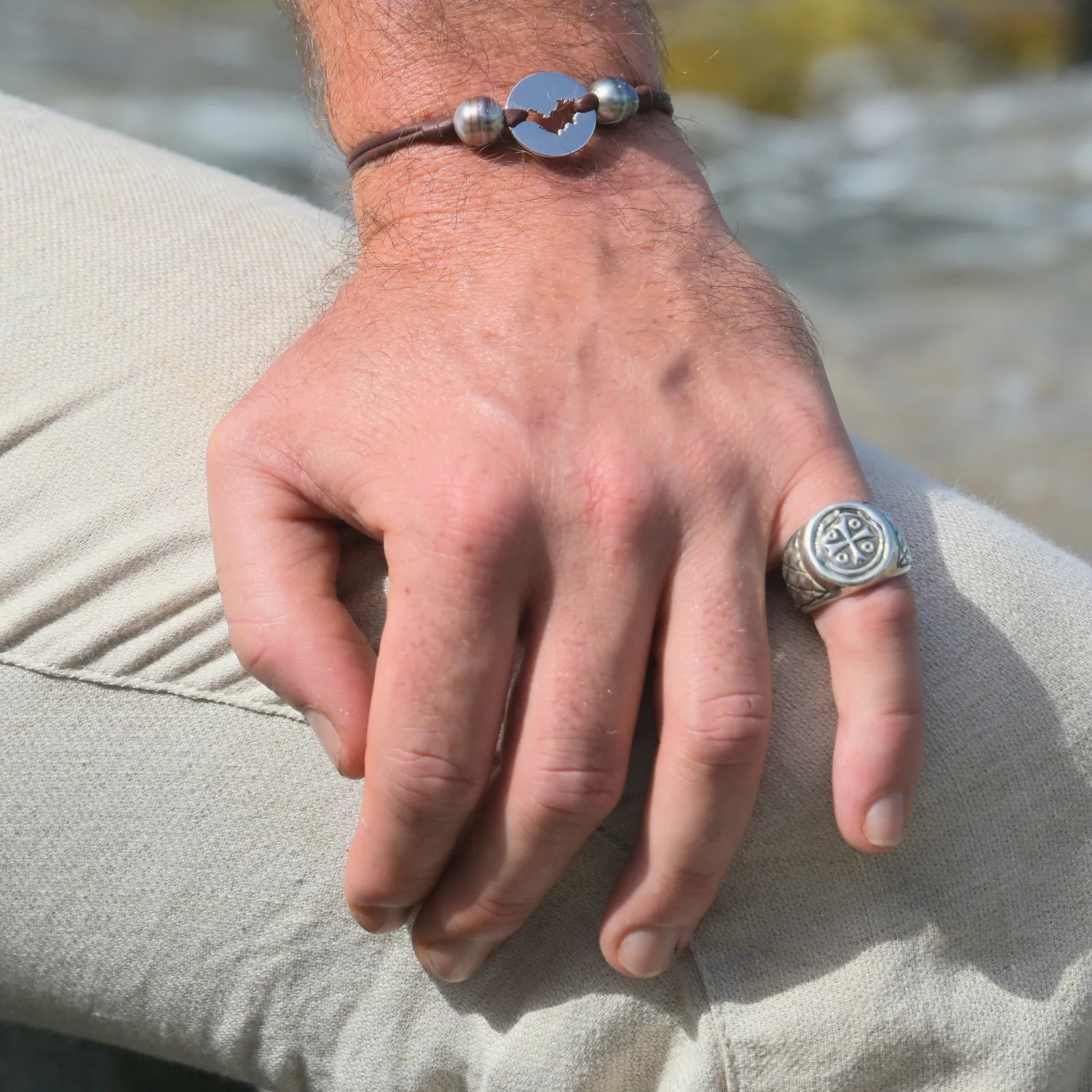 La Croix de Bâle, bague au bractéate médiéval, vue portée 4