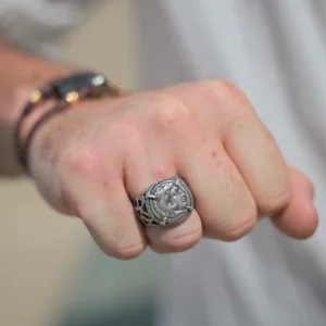 L’Héritage d’Alexandre, bague à la drachme de Lampsaque, vue portée 1