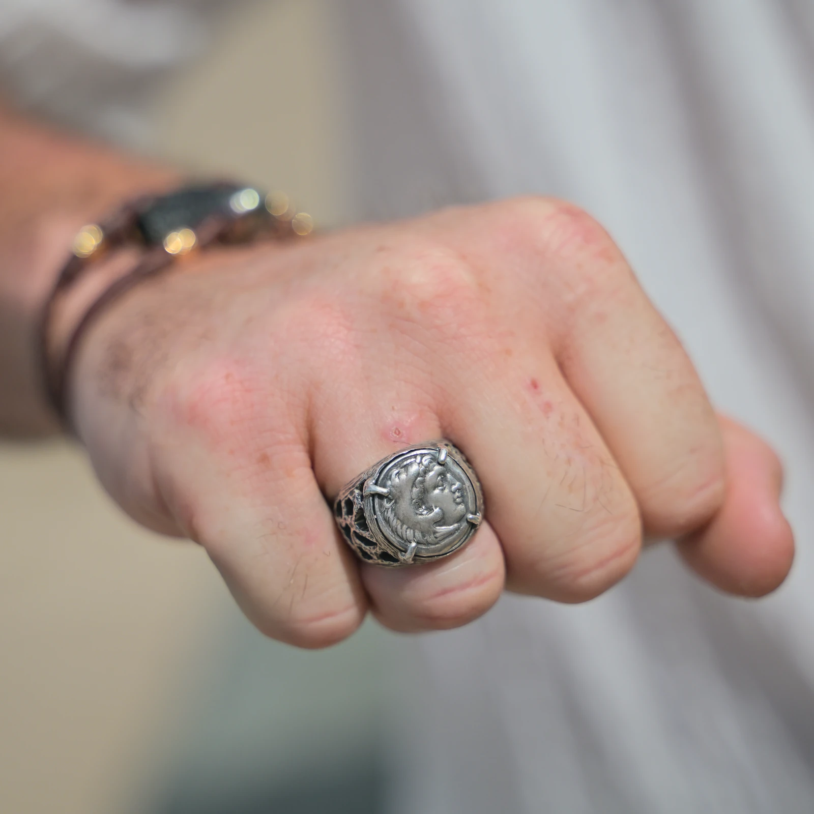 L’Héritage d’Alexandre, bague à la drachme de Lampsaque, vue portée 1