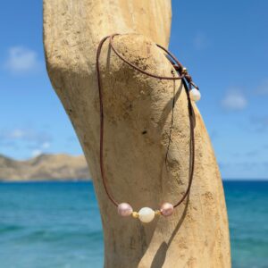 Collier ras du cou en cuir, trio de perles d’eau douce et billes dorées, vue du bijou posé
