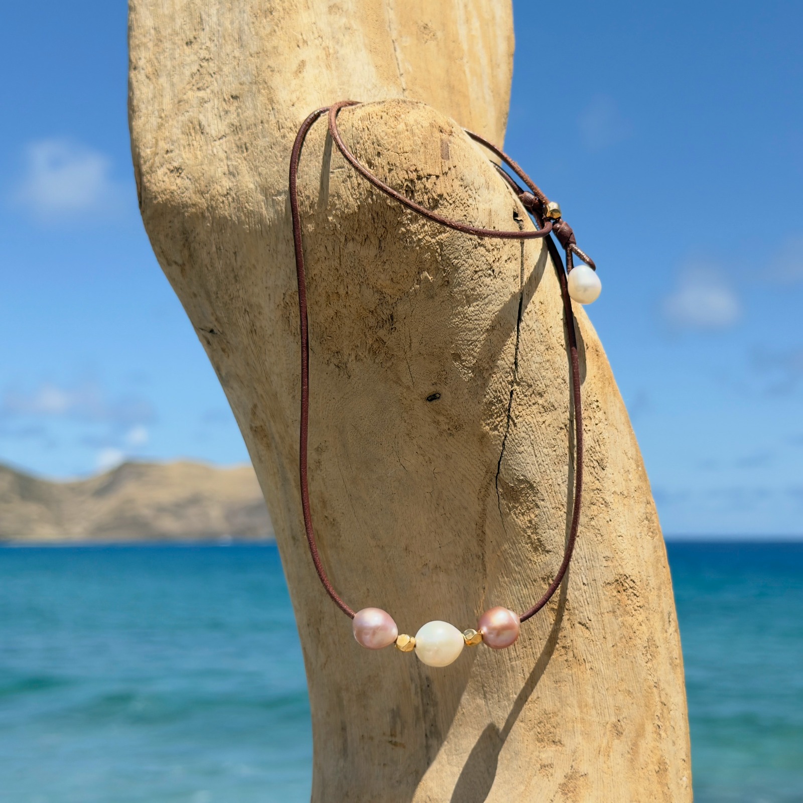 Collier ras du cou en cuir, trio de perles d’eau douce et billes dorées, vue du bijou posé