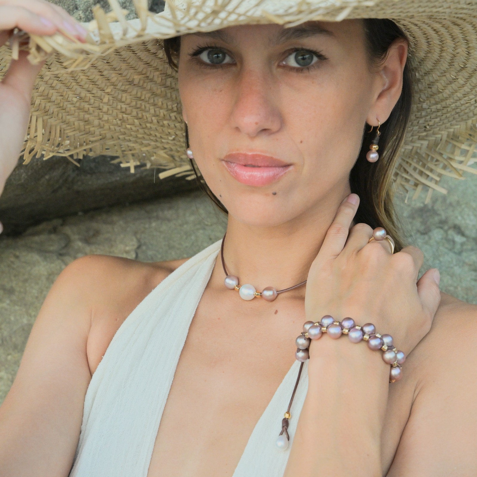 Collier ras du cou en cuir, trio de perles d’eau douce et billes dorées porté