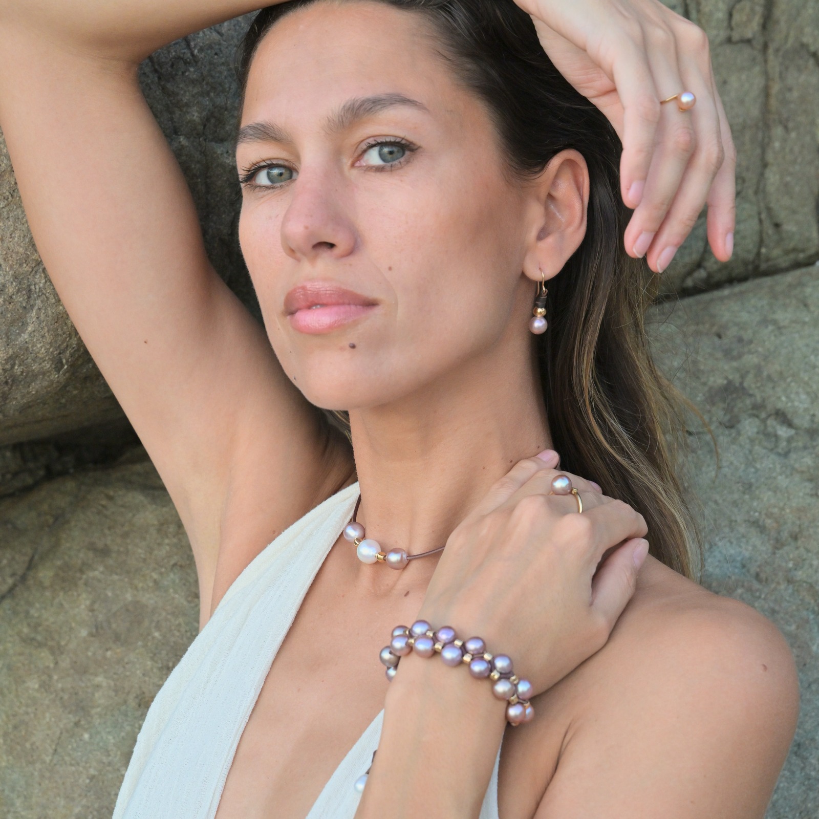 Collier ras du cou en cuir, trio de perles d’eau douce et billes dorées porté