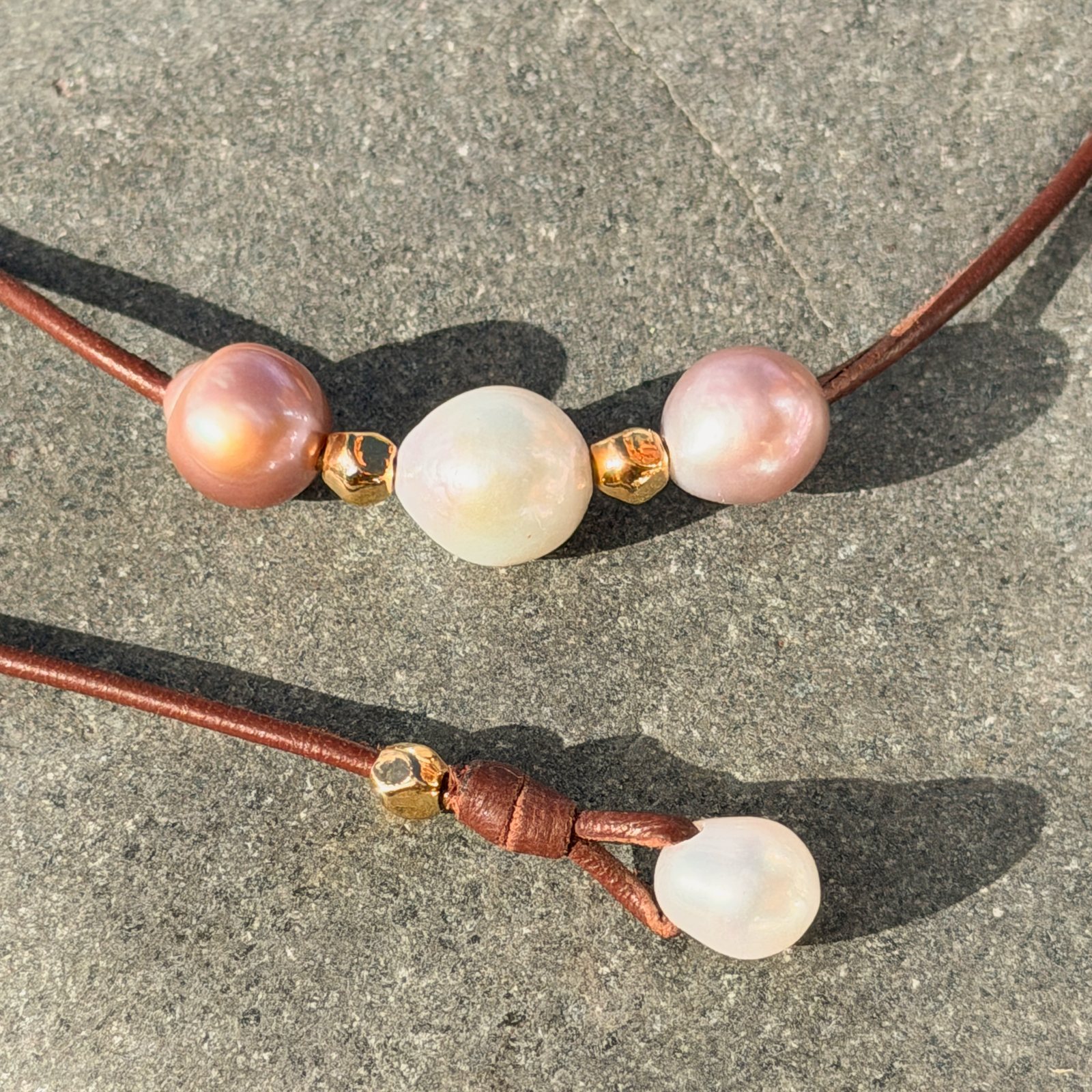 Collier ras du cou en cuir, trio de perles d’eau douce et billes dorées, vue du bijou posé