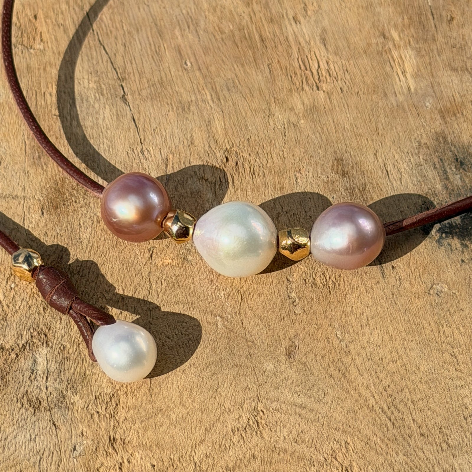 Collier ras du cou en cuir, trio de perles d’eau douce et billes dorées, vue du bijou posé