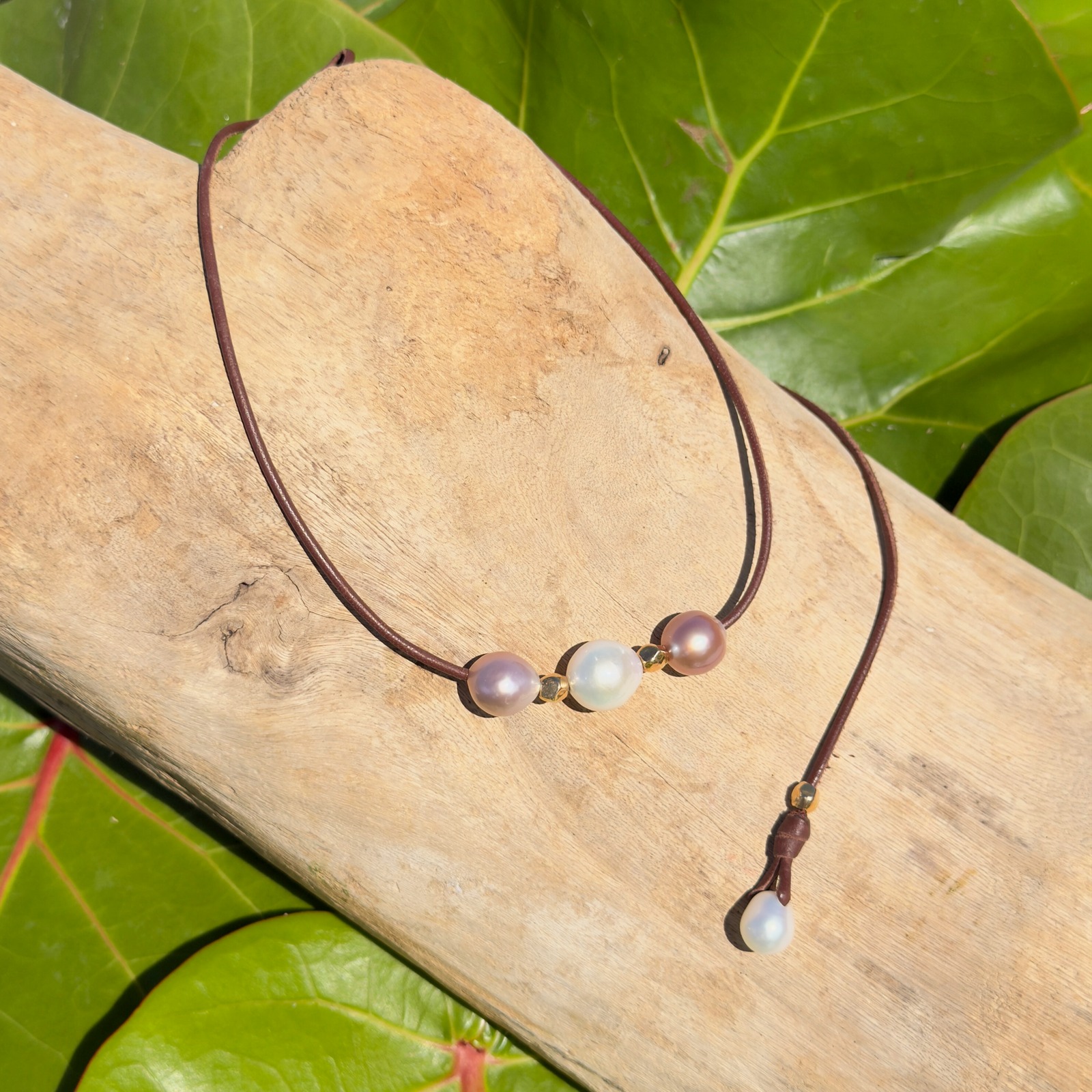 Collier ras du cou en cuir, trio de perles d’eau douce et billes dorées, vue du bijou posé
