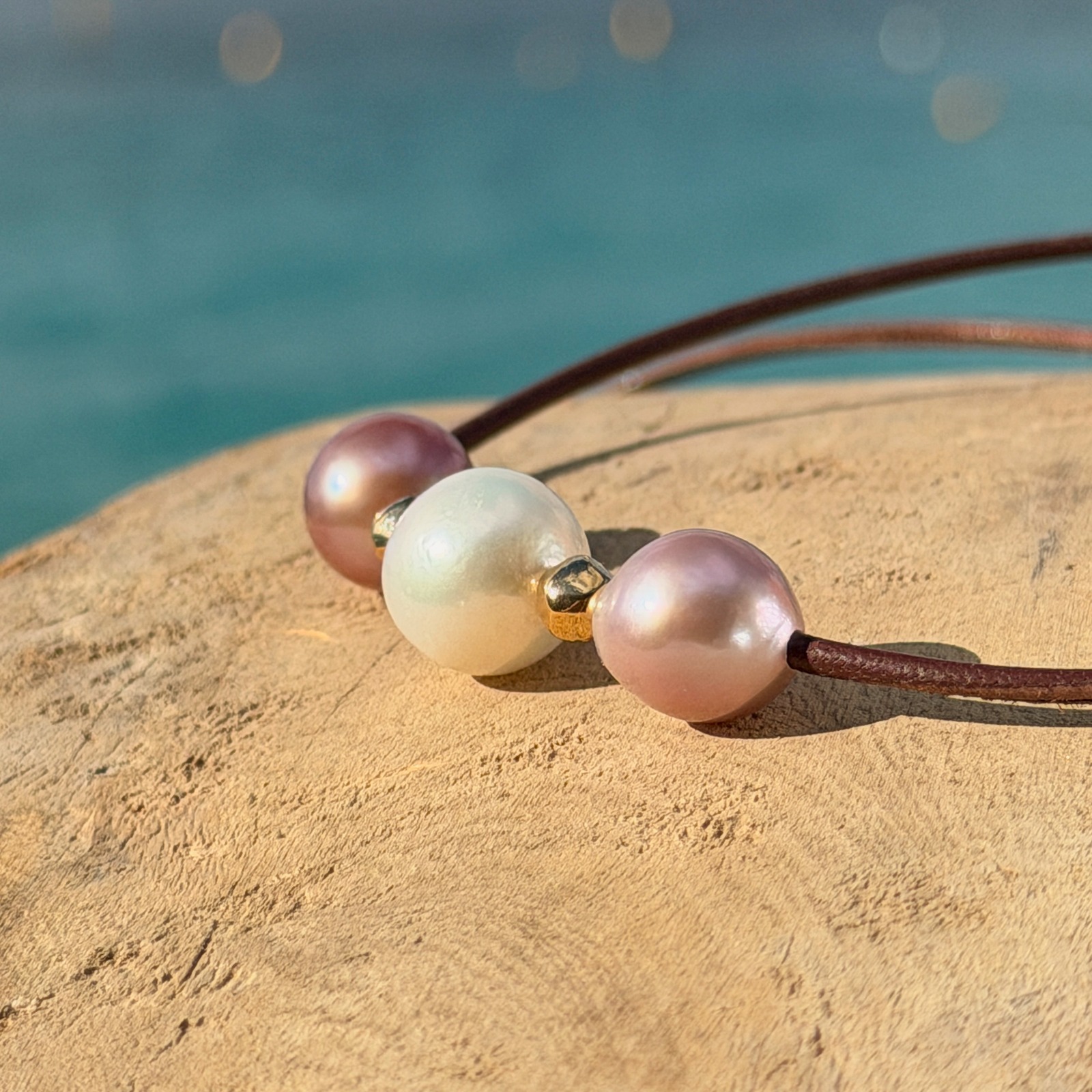 Collier ras du cou en cuir, trio de perles d’eau douce et billes dorées, vue du bijou posé