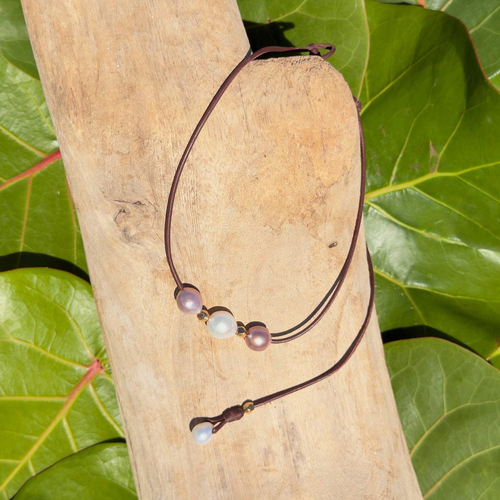 Collier ras du cou en cuir, trio de perles d’eau douce et billes dorées, vue du bijou posé