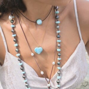 Collier sur chaîne et cœur en Larimar porté