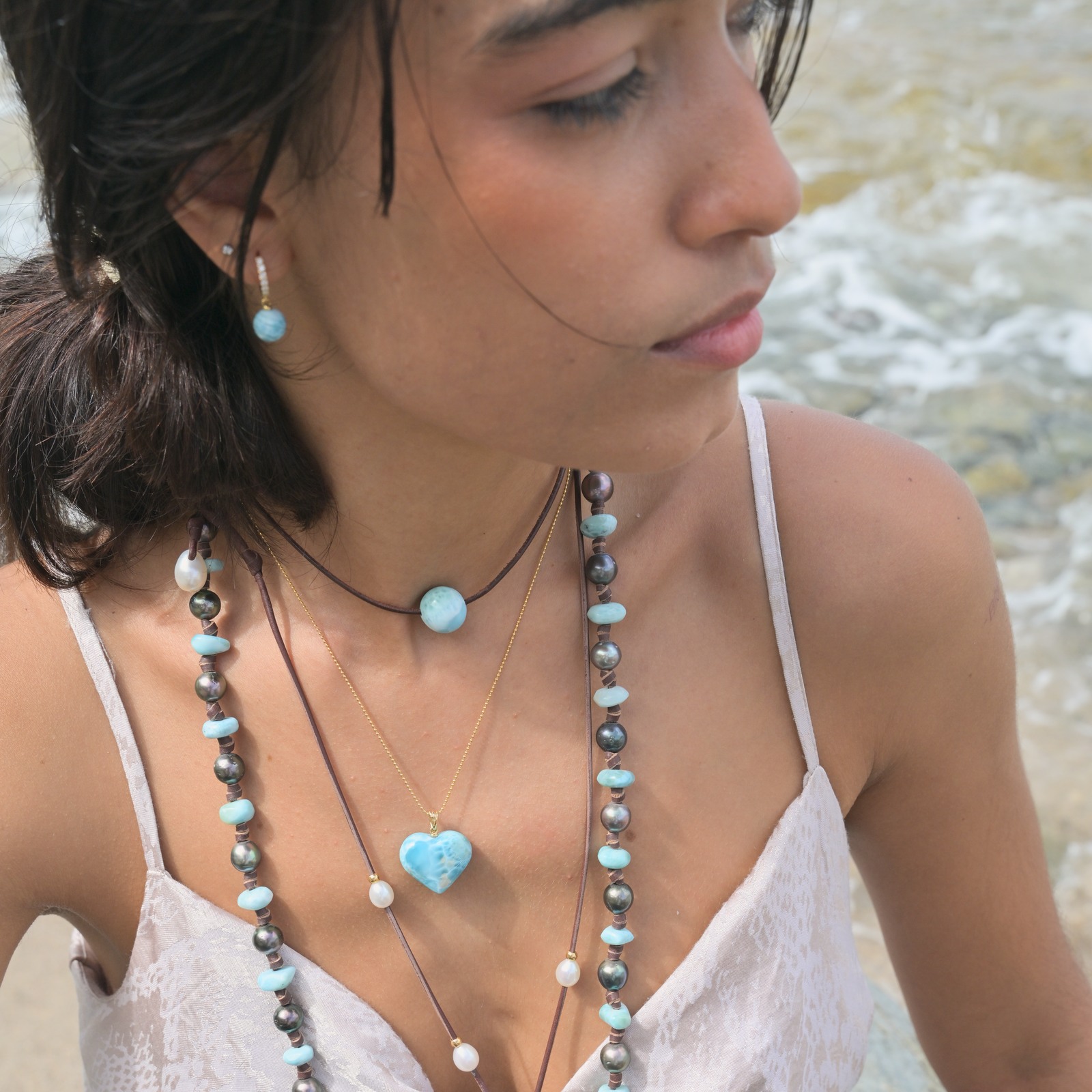 Collier sur chaîne et cœur en Larimar porté