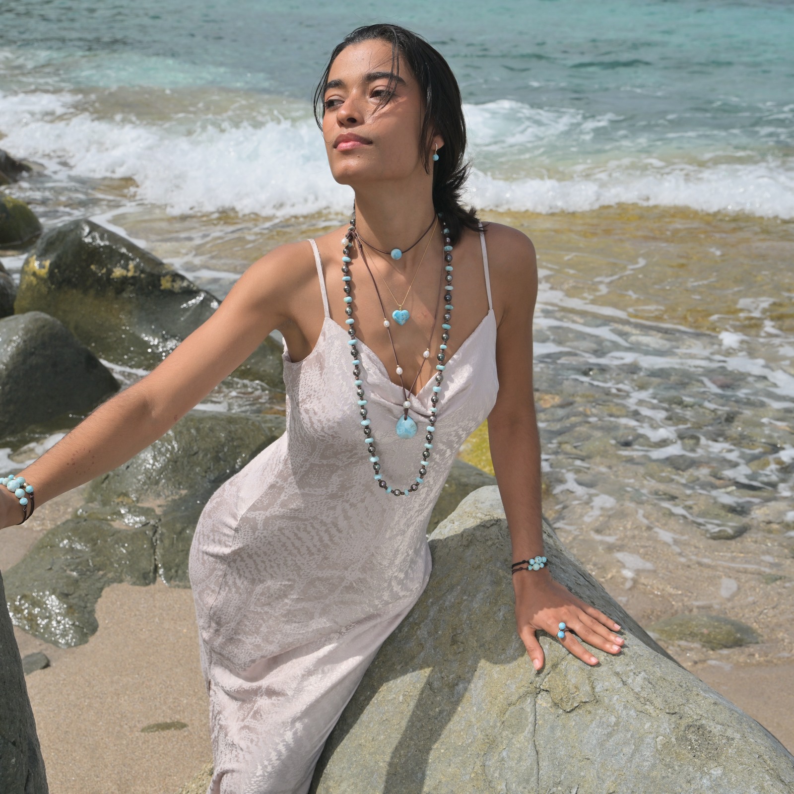 Collier sur chaîne et cœur en Larimar porté