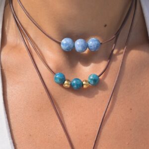 Collier ras du cou en cuir et trio d’apatites porté