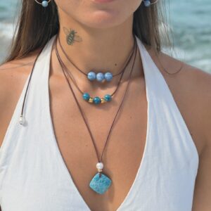 Collier ras du cou en cuir et trio d’apatites porté