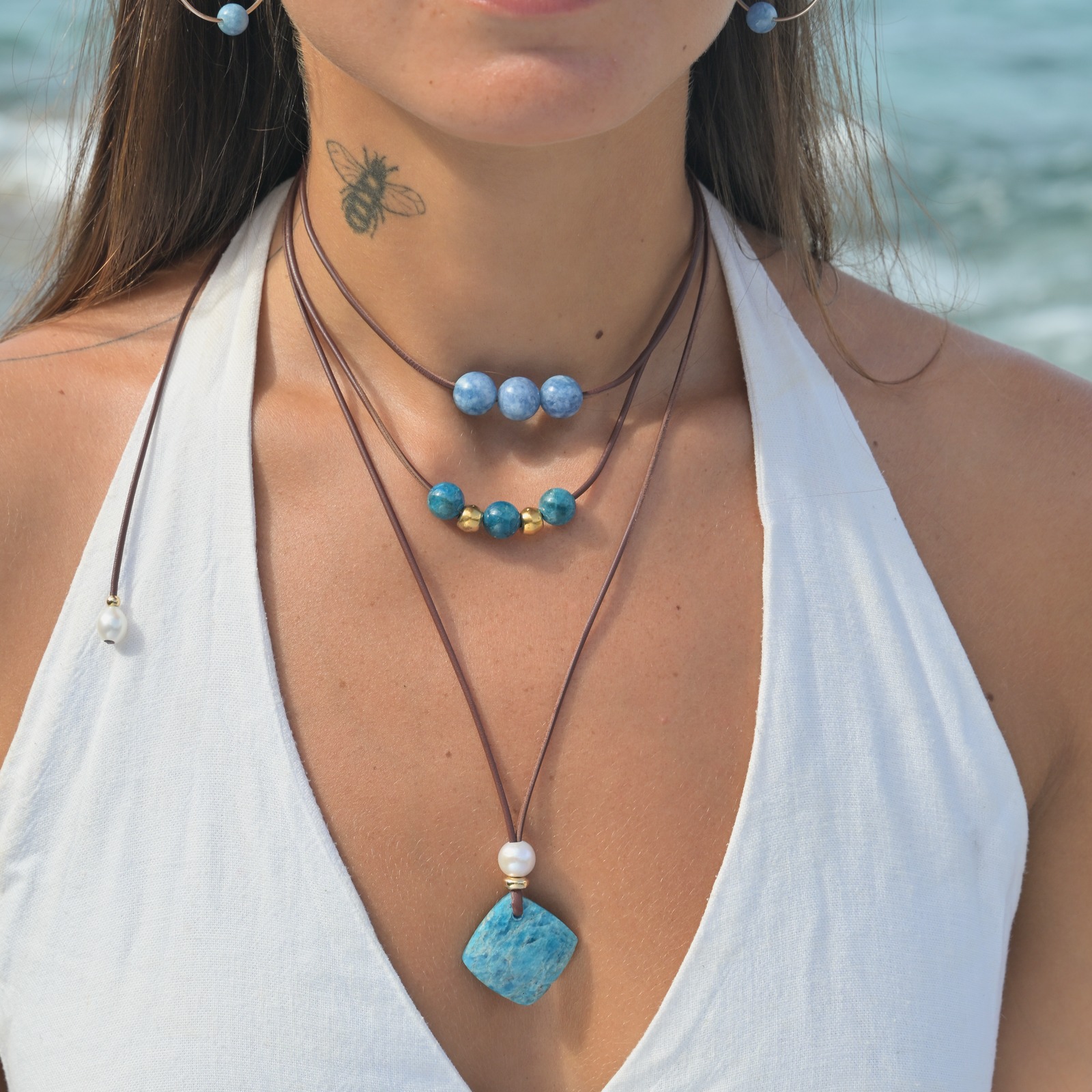 Collier ras du cou en cuir et trio d’apatites porté