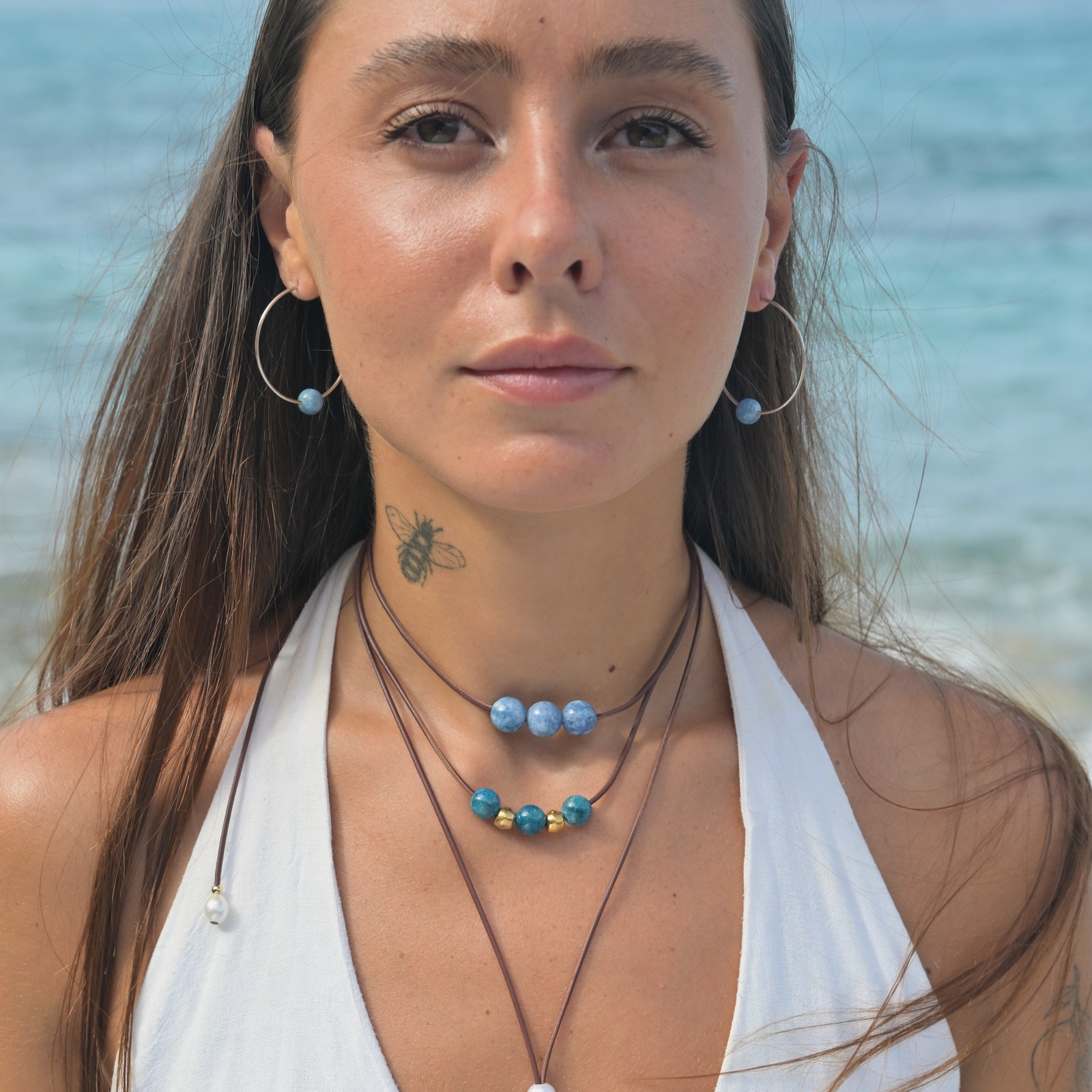 Collier ras du cou en cuir et trio d’apatites porté