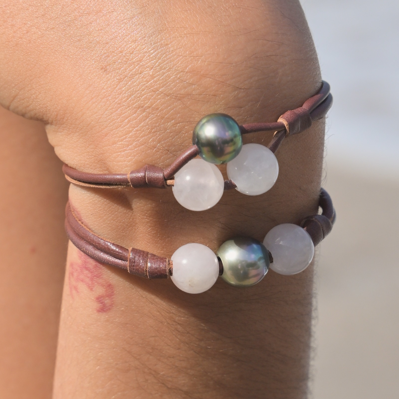 Bracelet en cuir, perle de Tahiti entre deux quartz roses porté