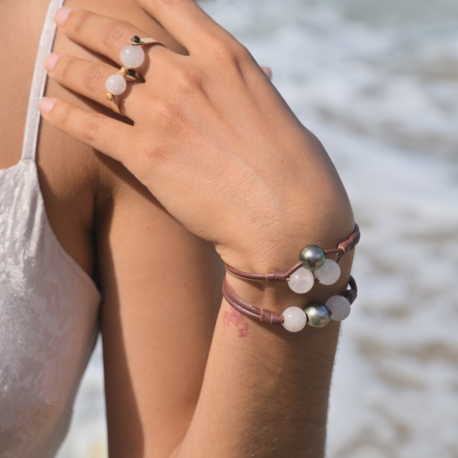 Bracelet en cuir, perle de Tahiti entre deux quartz roses porté