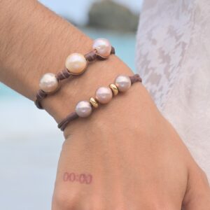 Bracelet en cuir, trio de perles roses et rondelles dorées porté
