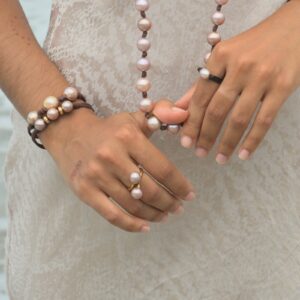 Bracelet en cuir, trio de perles roses et rondelles dorées porté