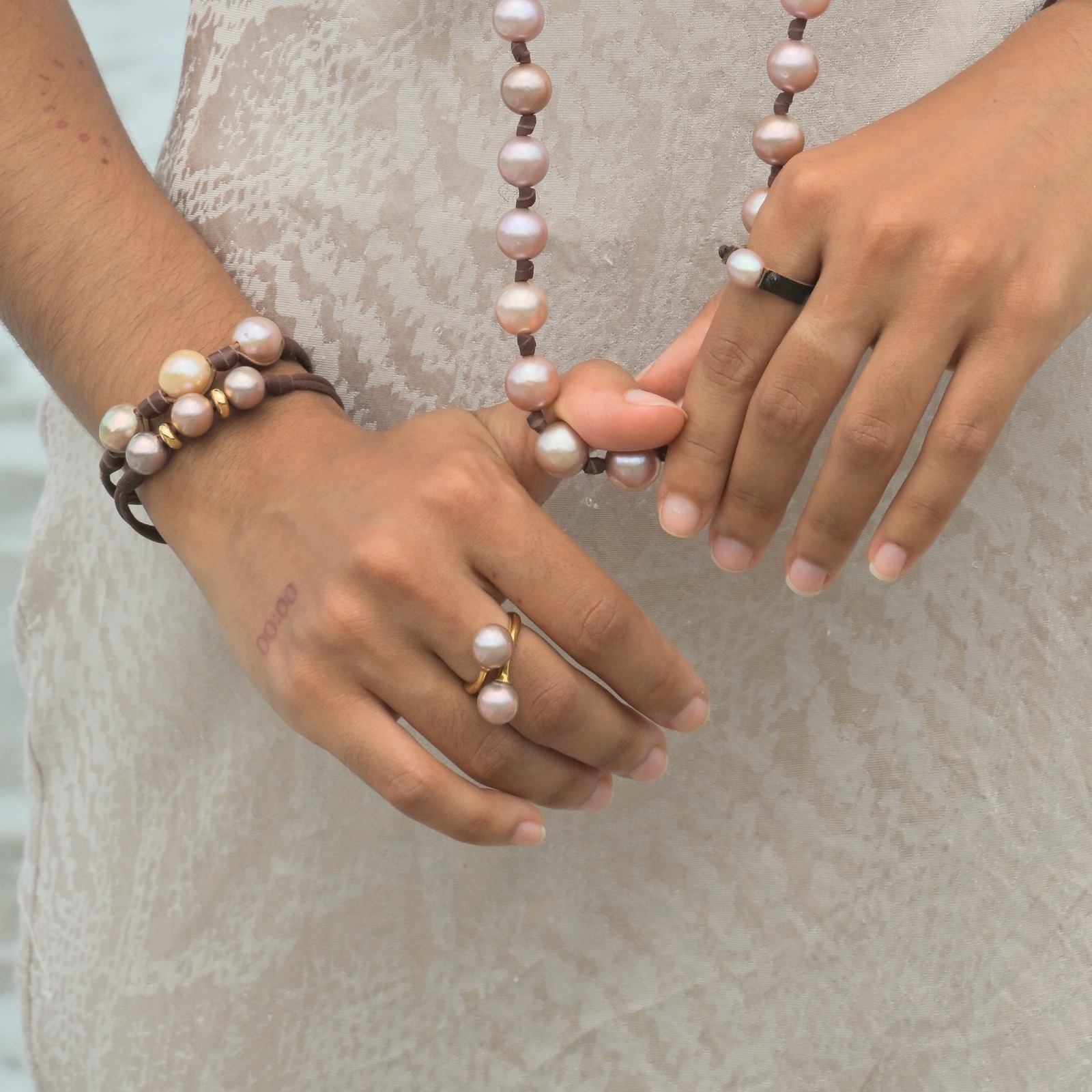 Bracelet en cuir, trio de perles roses et rondelles dorées porté