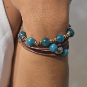 Bracelet en cuir, rang d’apatites et anneaux dorés porté