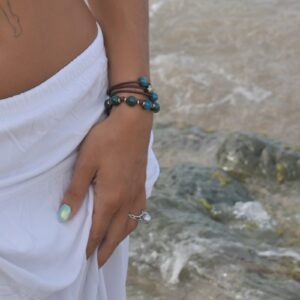 Bracelet en cuir, rang d’apatites et anneaux dorés porté