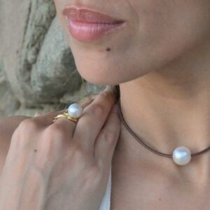 Bague organique en or et perle d’eau douce blanche porté
