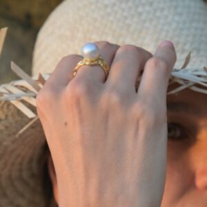 Bague organique en or et perle d’eau douce blanche porté