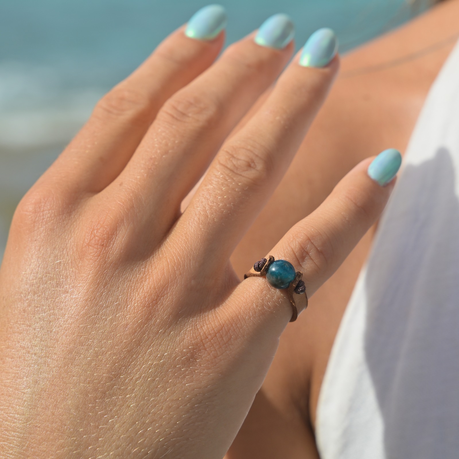 Bague en cuir et apatite porté