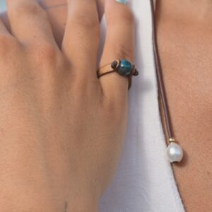 Bague en cuir et apatite porté